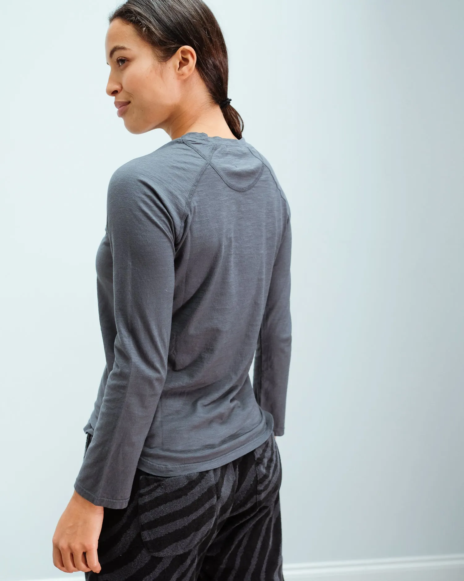 JU Plain LS tex crew in charcoal