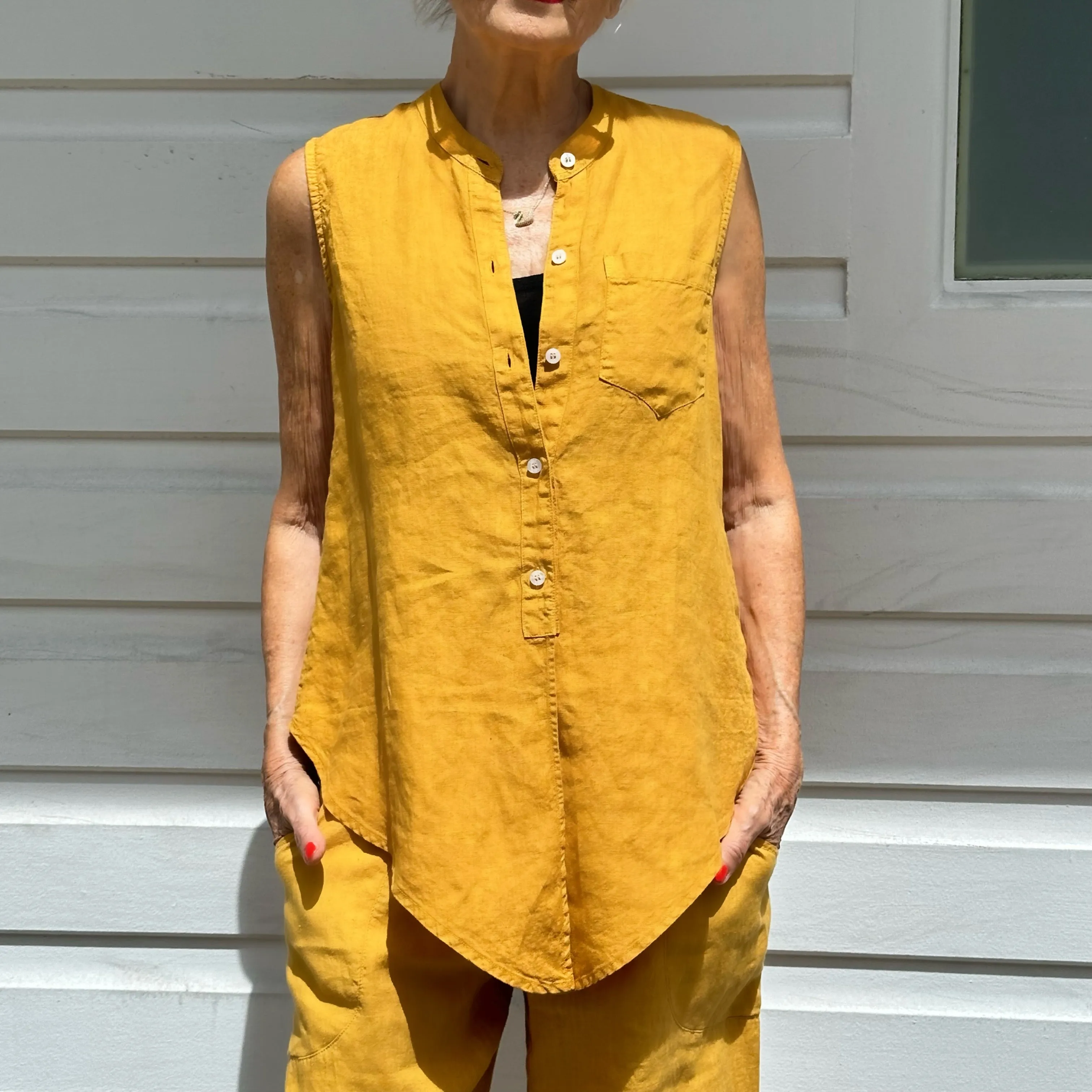 Sleeveless Tail Shirt