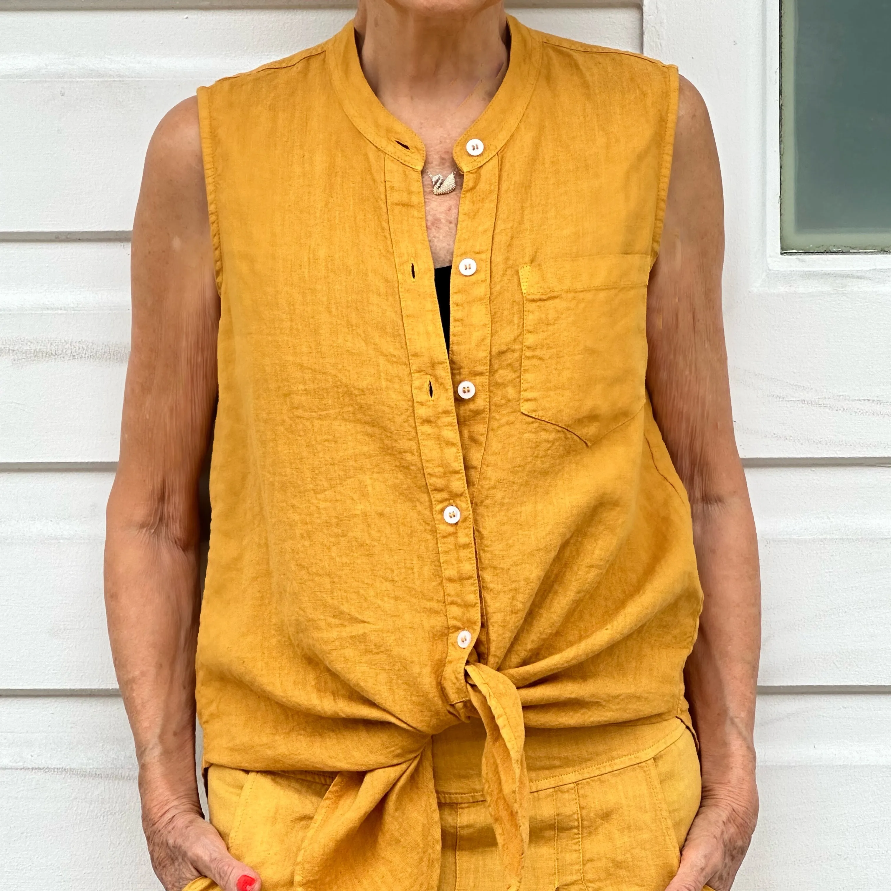 Sleeveless Tail Shirt